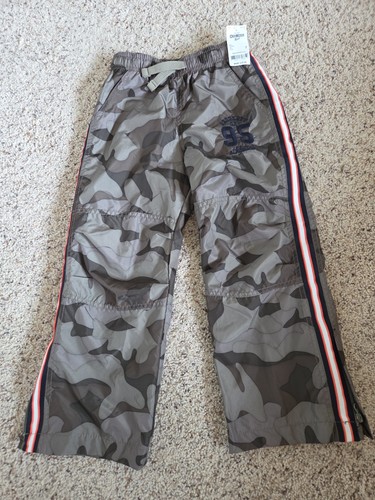 Pantaloni nuovi con etichette